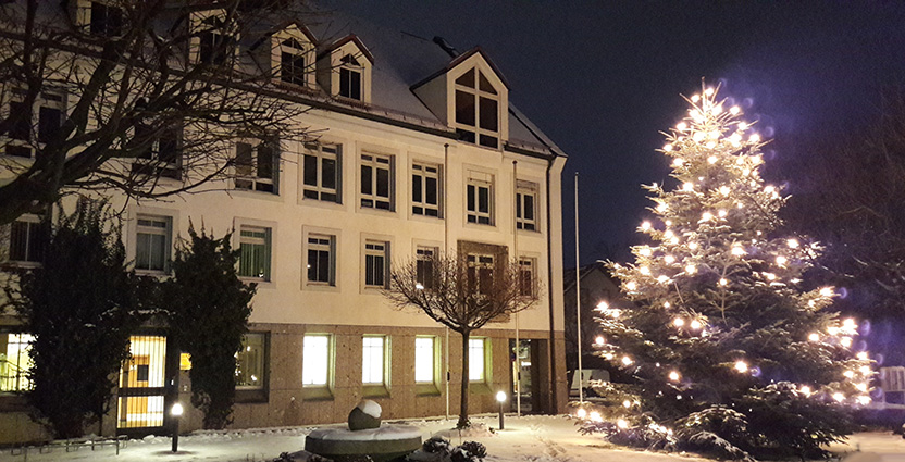 Tannnbaum vorm Rathaus
